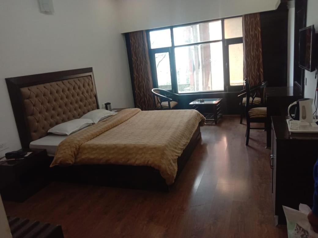 Hotel Floret Sojourn à Shimla Extérieur photo